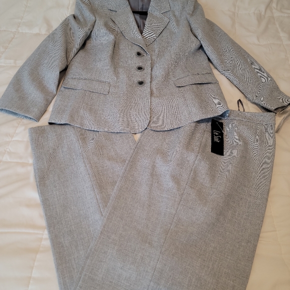 Le Suit Jackets & Blazers - Le Suit, size 18 regular, light gray pant suit, NWT